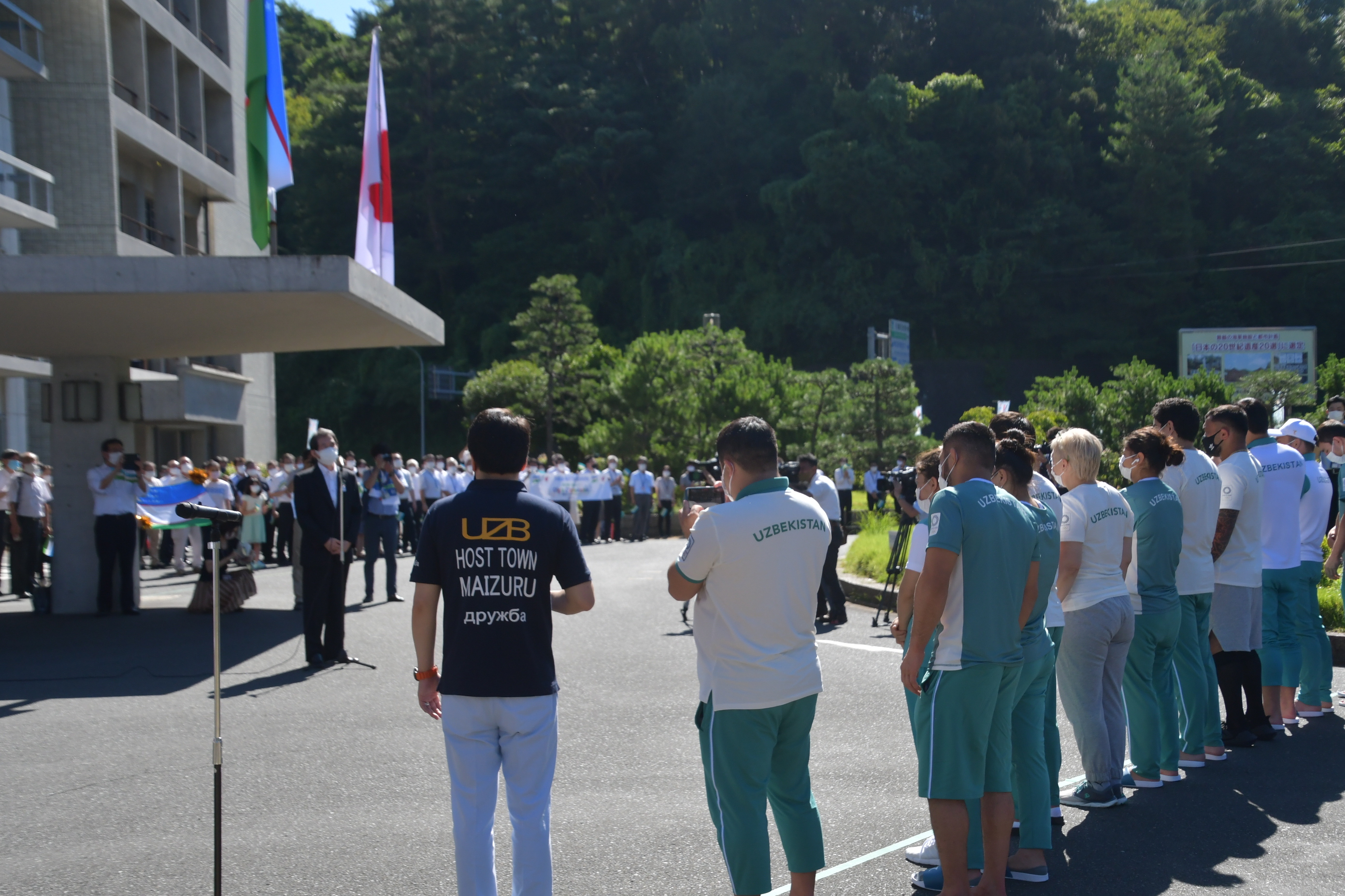 市役所前に並ぶ選手団