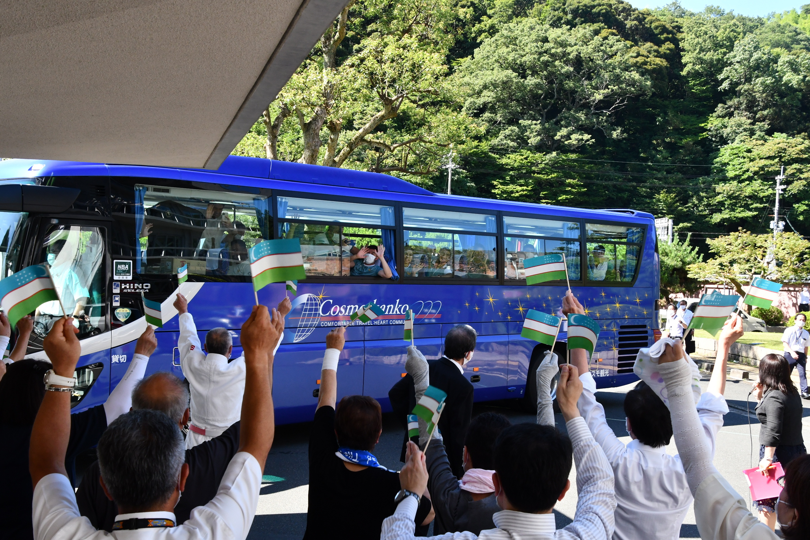 バスから手を振る選手たち