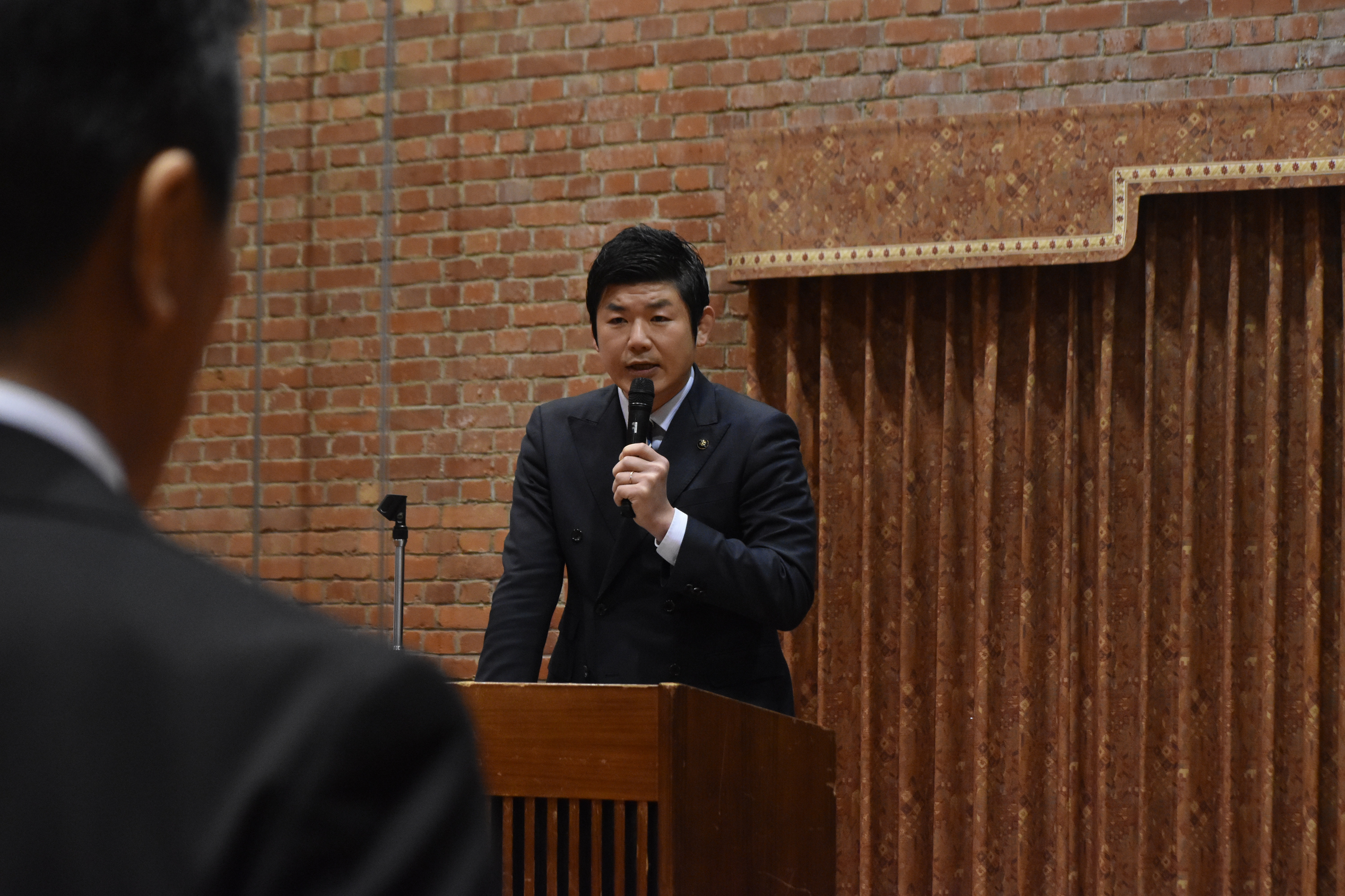 あいさつを述べる市長