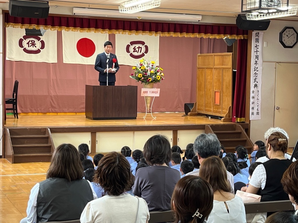 市長が祝辞を話す様子