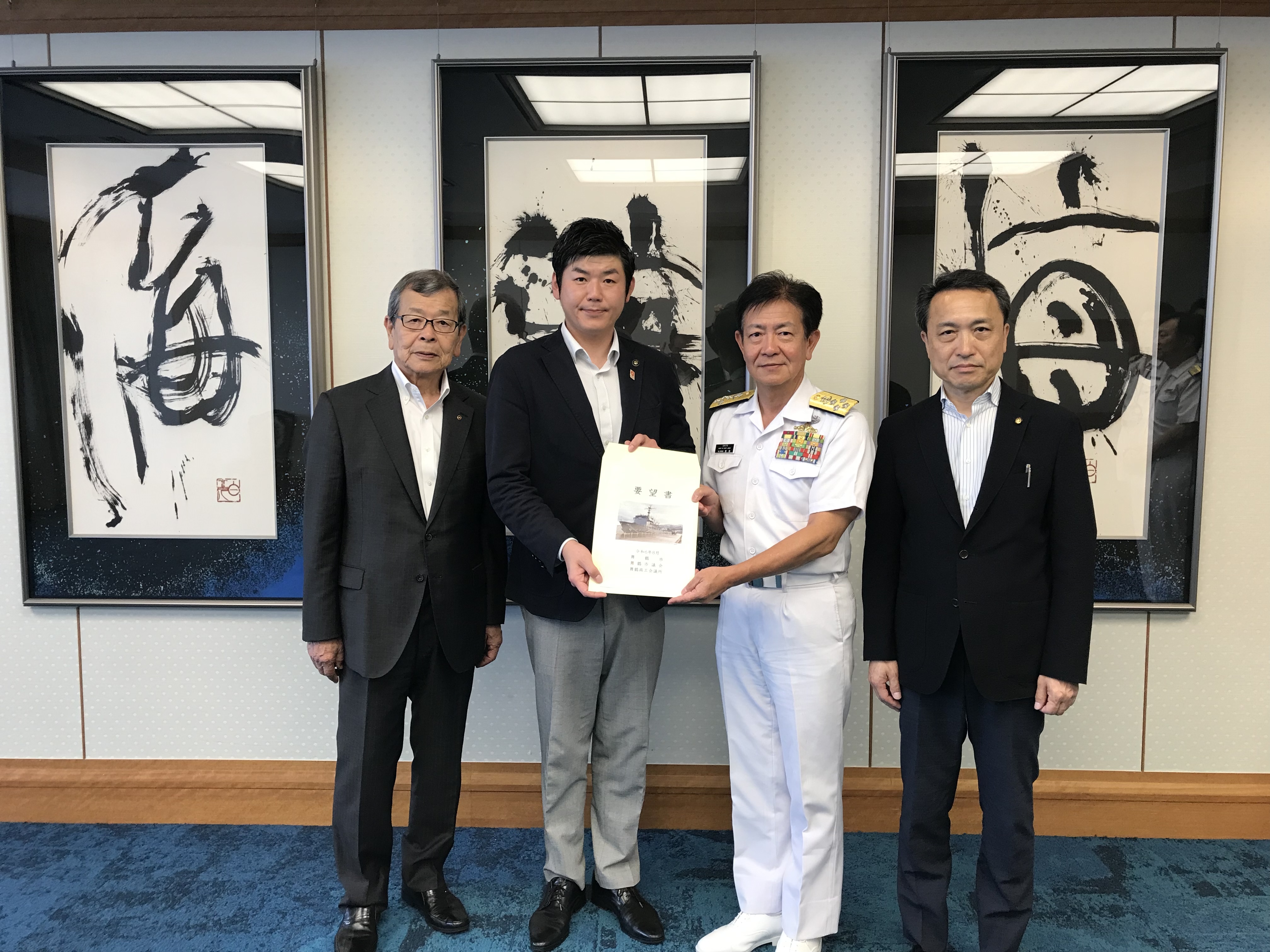 要望書を手渡す様子