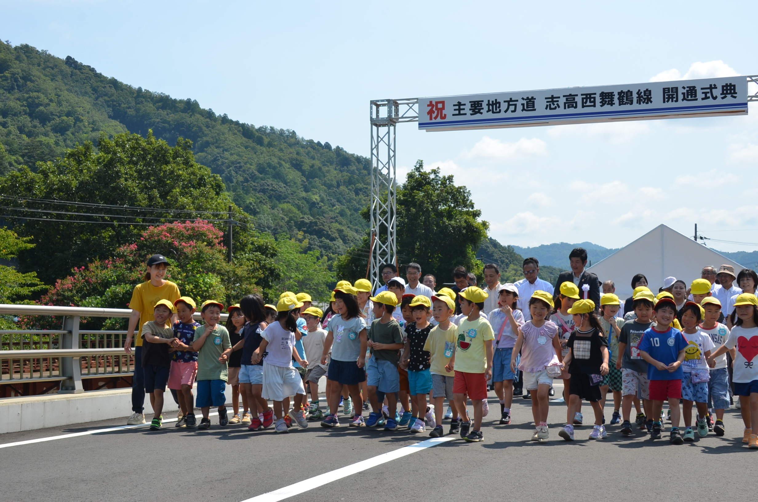 園児とともに渡り初めする様子